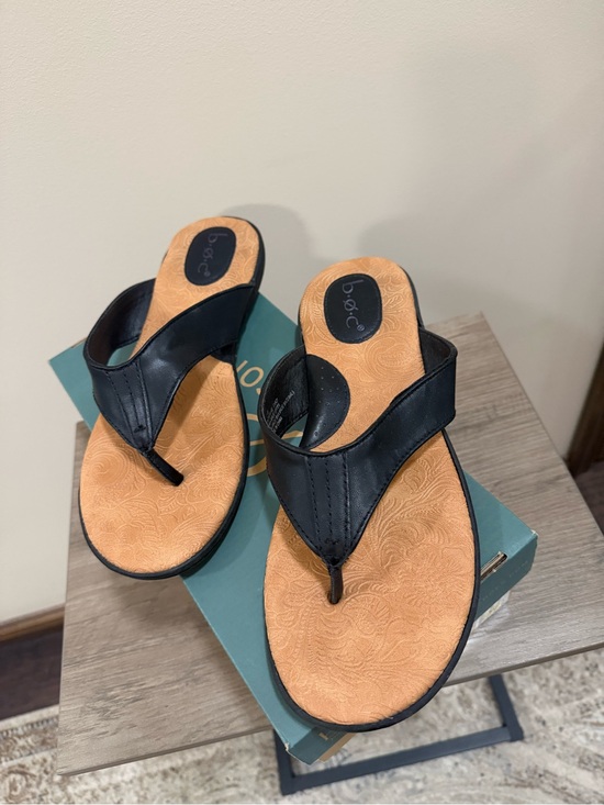 boc Shoes - boc Women's Black Thong Sandals with Tan Footbed